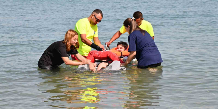 Manavgat Belediyesi özel gereksinimli bireyi denizle buluşturdu