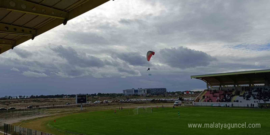 Manavgat Stadı’nda paramotor gösterisi