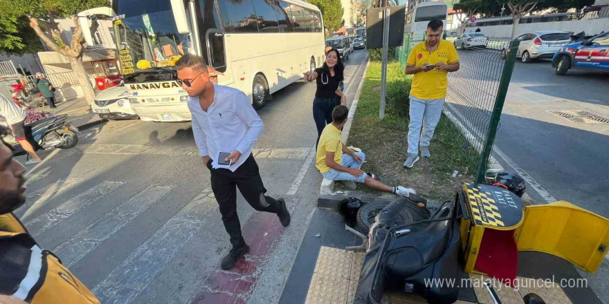 Manavgat’ta adliye önünde motosikletler çarpıştı: 3 yaralı