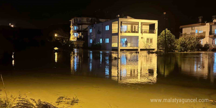 Manavgat’ta büyükşehir ekipleri 51 su baskınına müdahale etti