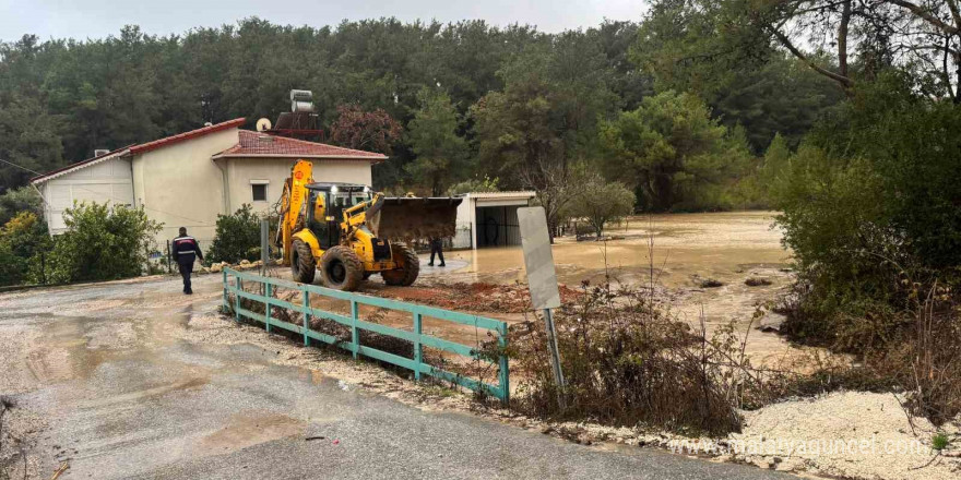 Manavgat’ta büyükşehir ekipleri 51 su baskınına müdahale etti