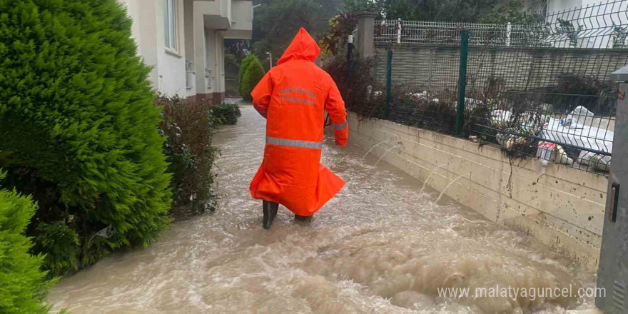 Manavgat’ta büyükşehir ekipleri 51 su baskınına müdahale etti