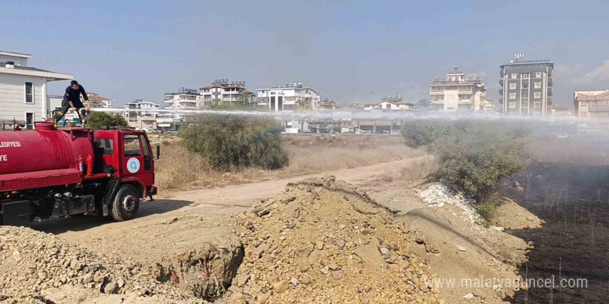 Manavgat’ta çalılık yangını, evlere ulaşmadan söndürüldü