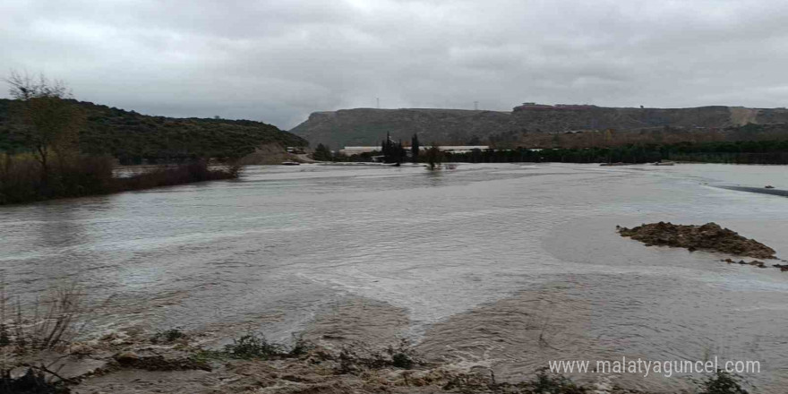 Manavgat’ta dağlardan gelen sel suları ulaşımı olumsuz etkiliyor