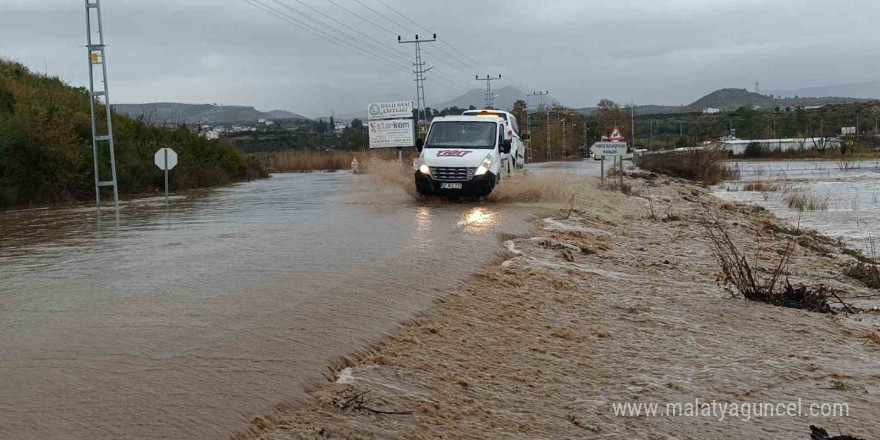 Manavgat’ta dağlardan gelen sel suları ulaşımı olumsuz etkiliyor