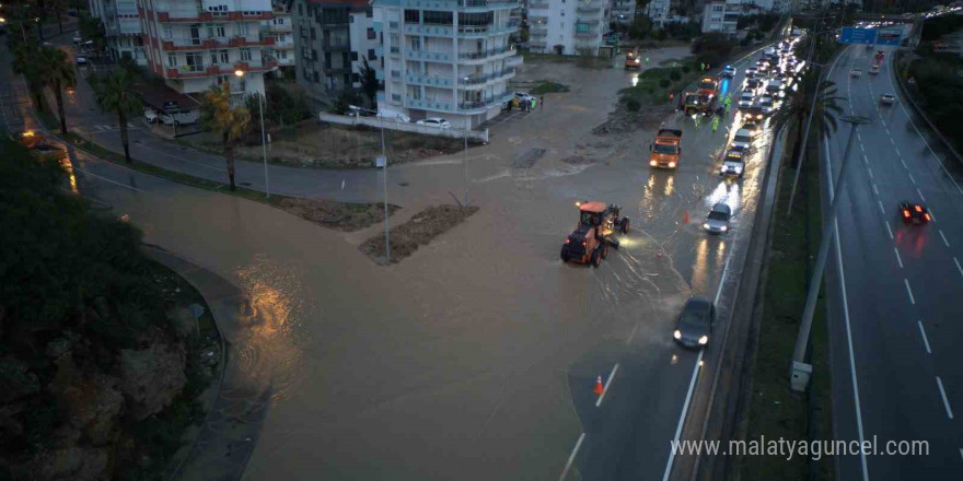 Manavgat’ta yoğun yağış etkili oldu, yollar göle döndü