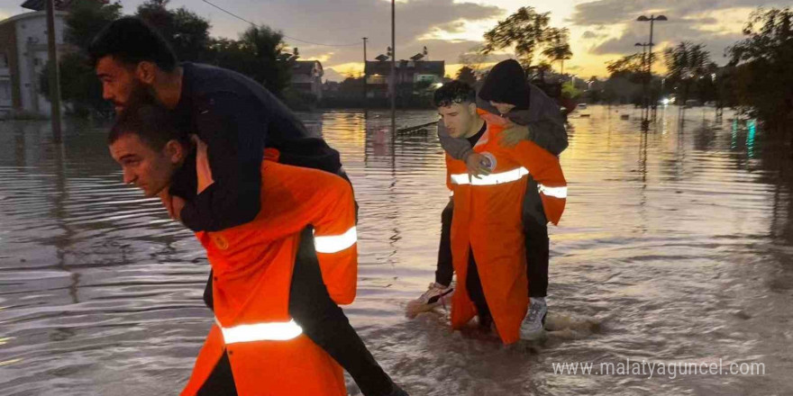 Manavgat’taki su baskınlarında mahsur kalan vatandaşlar botla kurtarıldı