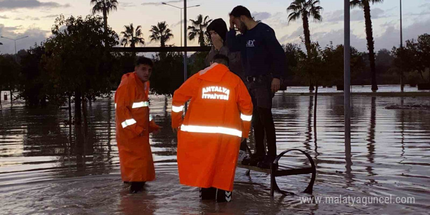 Manavgat’taki su baskınlarında mahsur kalan vatandaşlar botla kurtarıldı