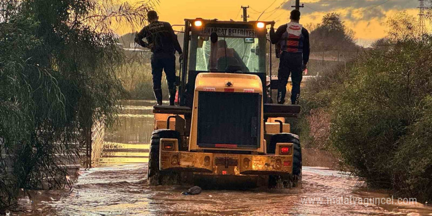 Manavgat’taki su baskınlarında mahsur kalan vatandaşlar botla kurtarıldı