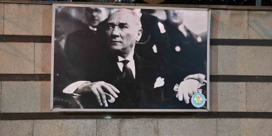 Manisa Batı Kışla duvarlarındaki Atatürk fotoğrafları yenilendi