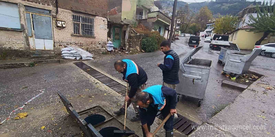 Manisa Büyükşehir ve MASKİ ekipleri şiddetli yağış ve fırtınaya karşı sahada