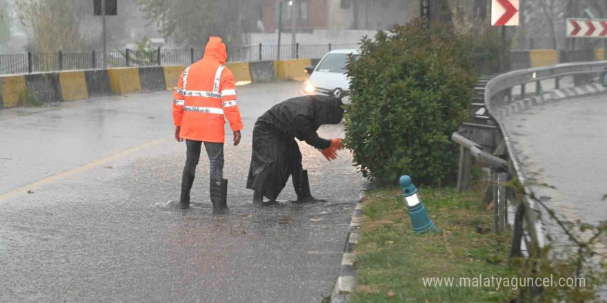 Manisa Büyükşehir ve MASKİ ekipleri şiddetli yağış ve fırtınaya karşı sahada