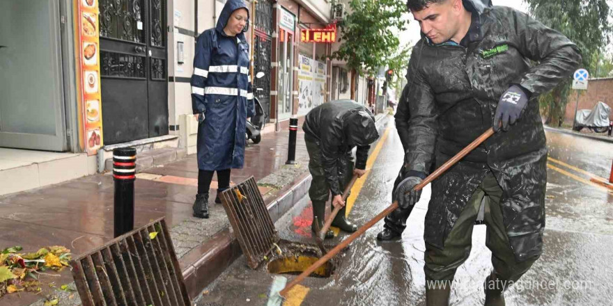 Manisa Büyükşehir ve MASKİ ekipleri şiddetli yağış ve fırtınaya karşı sahada