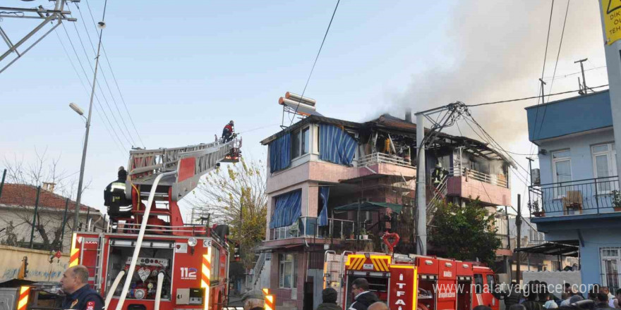 Manisa’da 3 katlı binada çıkan yangın korkuttu