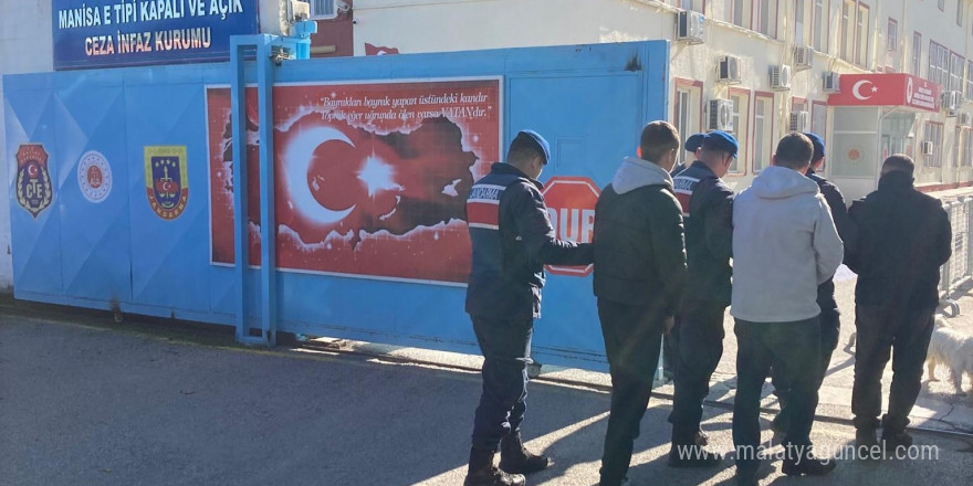 Manisa’da aranan şahıslar jandarmadan kaçamadı