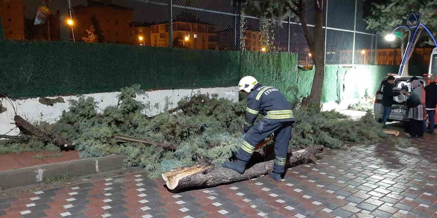 Manisa’da büyükşehir ve MASKİ ekipleri fırtına ve sağanak yağış mesaisinde