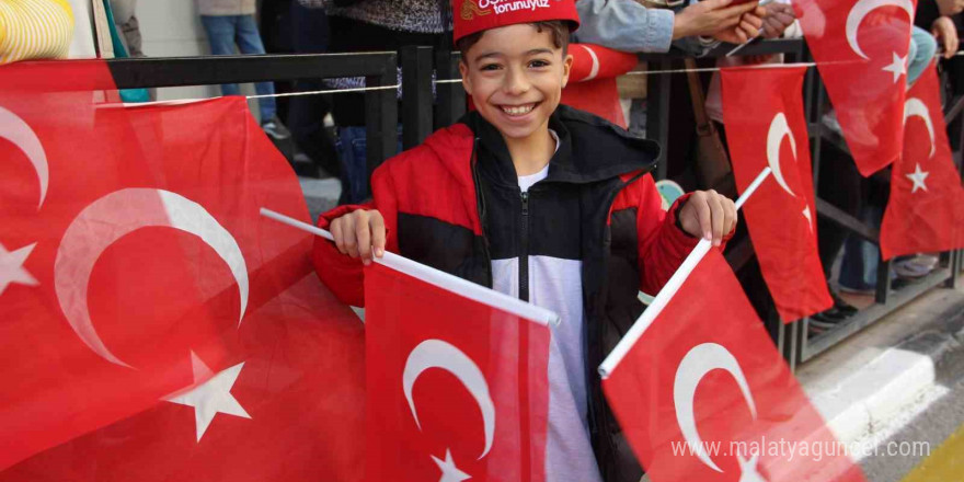 Manisa’da cumhuriyetin 101. yıl coşkusu tüm kenti sardı