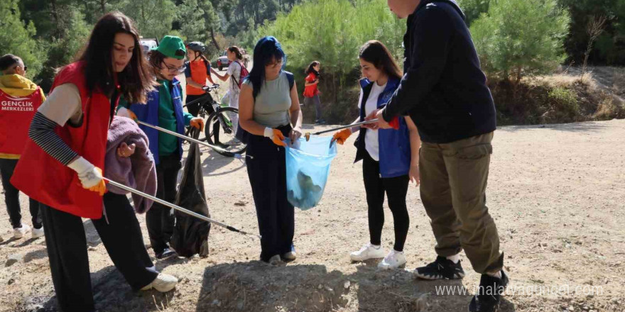 Manisa’da el ele verip ormanı temizlediler