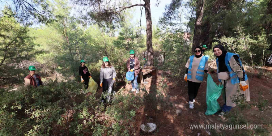 Manisa’da el ele verip ormanı temizlediler