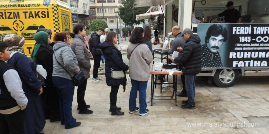 Manisa’da Ferdi Tayfur hayranlarından lokma hayrı