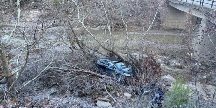 Manisa’da otomobil Gördes Çayına uçtu: 3 yaralı