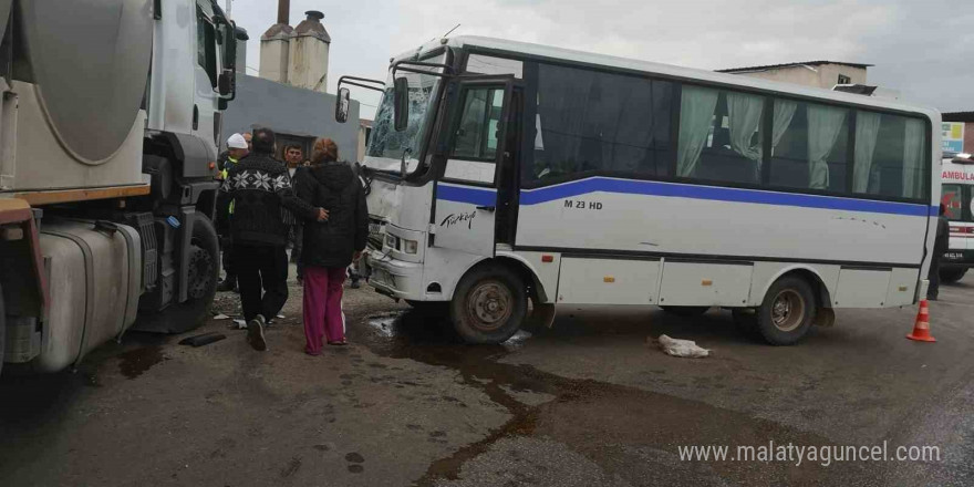 Manisa’da süt kamyonu ile servis minibüsü çarpıştı: 9 yaralı