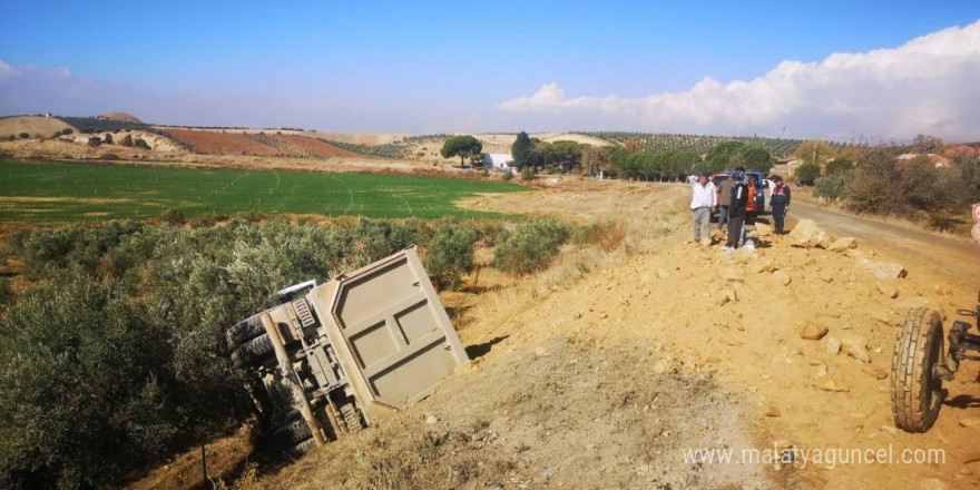 Manisa’da toprak yüklü kamyon zeytin bahçesine devrildi: 1 yaralı