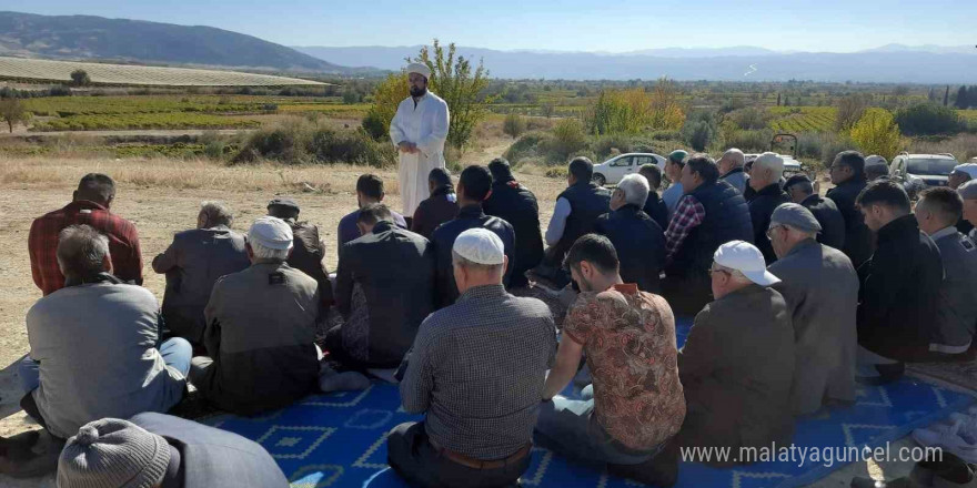 Manisa’da vatandaşlar yağmur duasına çıktı