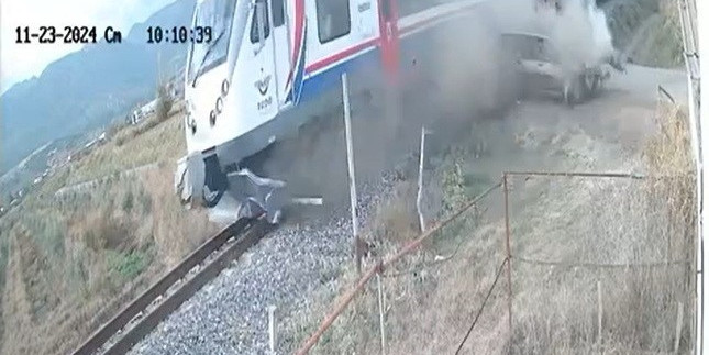 Manisa’da yolcu treni ile otomobil çarpıştı