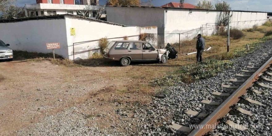 Manisa’da yolcu treni ile otomobil çarpıştı