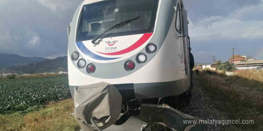 Manisa’da yolcu treni ile otomobil çarpıştı