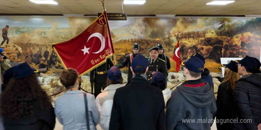 Manisalı öğrencilerden tarihi Alay sancağına ziyaret