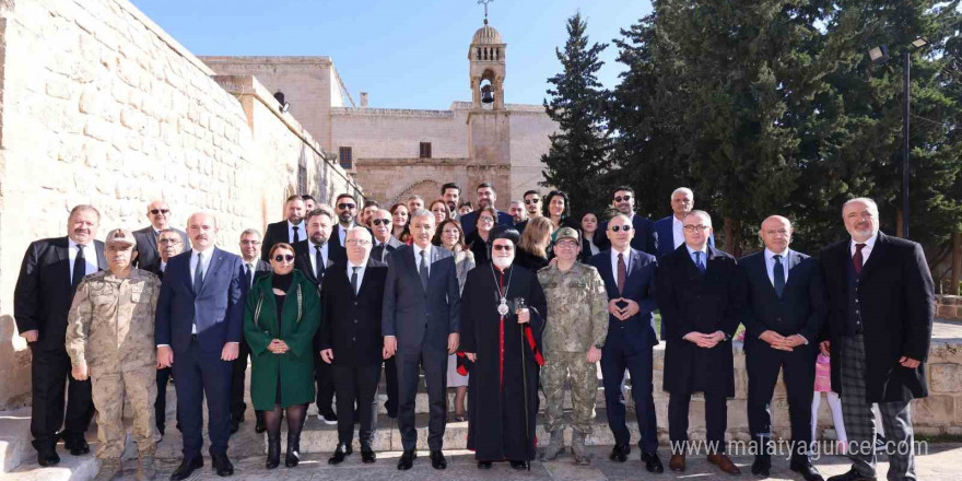 Mardin Valisi Akkoyun, Süryanilerin Doğuş Bayramı’nı kutladı