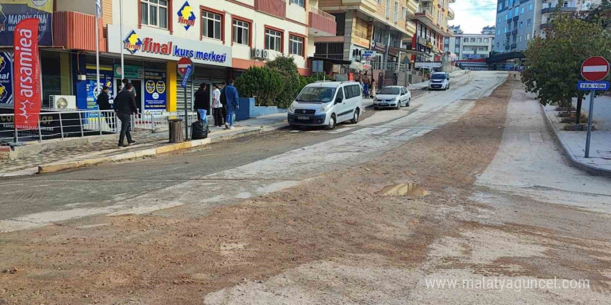 Mardin’da köstebek yuvasına dönen yollar vatandaşı çileden çıkardı