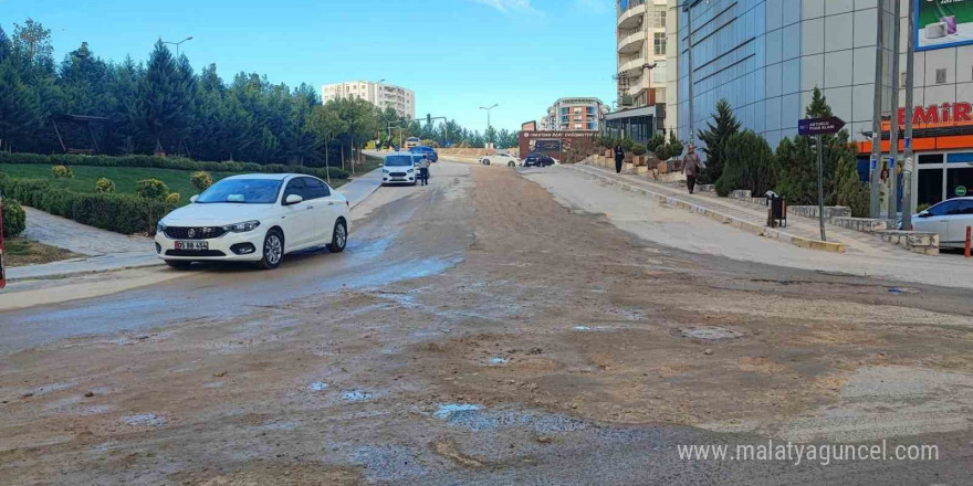 Mardin’da köstebek yuvasına dönen yollar vatandaşı çileden çıkardı