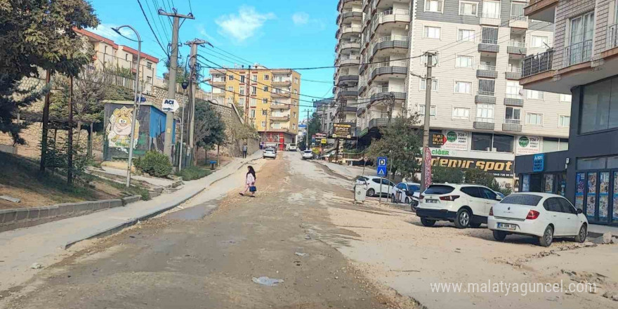 Mardin’da köstebek yuvasına dönen yollar vatandaşı çileden çıkardı