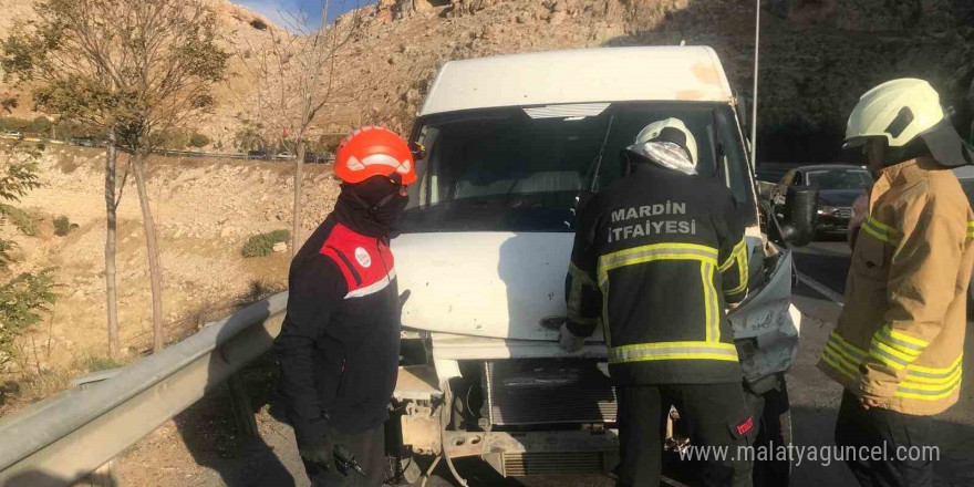 Mardin’de bariyerlere çarpan minibüsün sürücüsü yaralandı