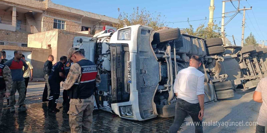 Mardin’de kontrolden çıkan tır devrildi: 1 yaralı