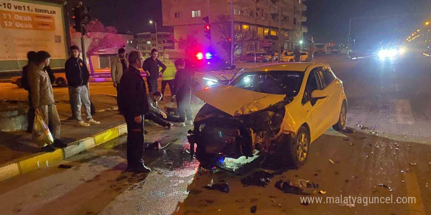 Mardin’de otomobil ile kamyonet çarpıştı: 2 yaralı