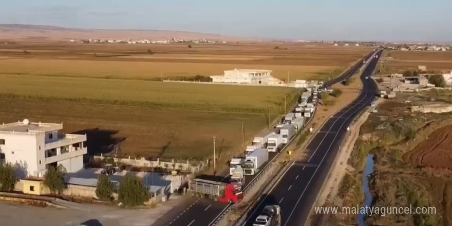 Mardin’de sürücüsünün kontrolünden çıkan tır bariyerlere çarptı