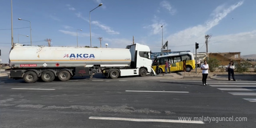 Mardin’de tanker ile şehiriçi minibüsü çarpıştı: 1 yaralı