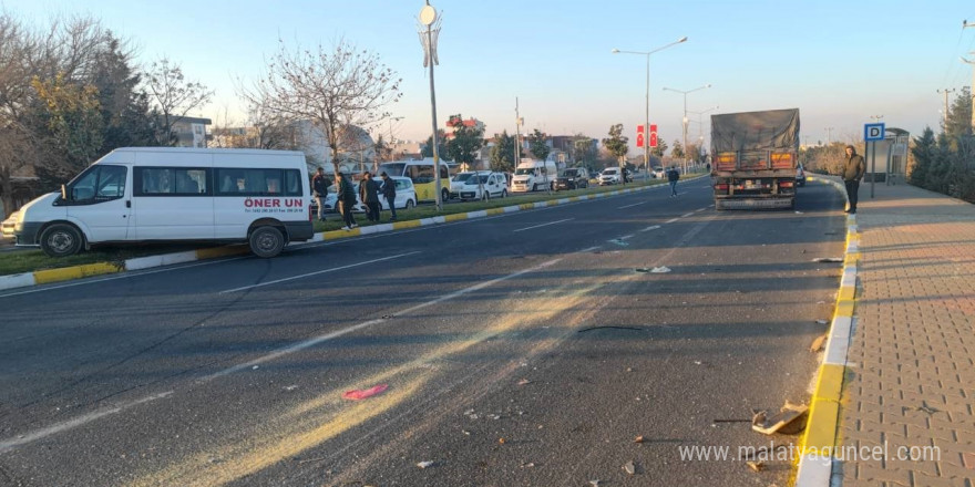 Mardin’de tır ile işçi servisi çarpıştı: 11 yaralı