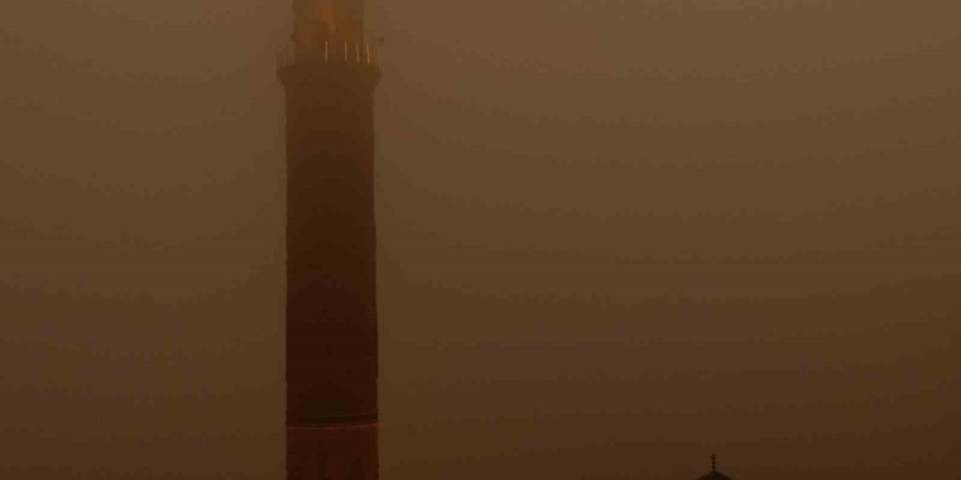 Mardin’de toz taşınımı her yeri kızıla bürüdü