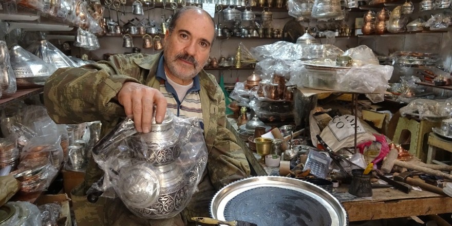 Mardinli kardeşler babalarından öğrendikleri bakırcılığı sürdürüyorlar