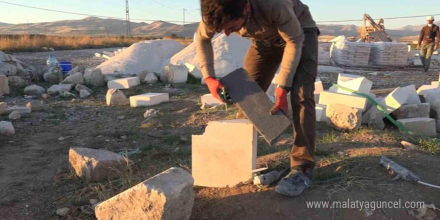 Mardinli taş ustası tarihi eserleri aslına uygun şekilde onarıyor