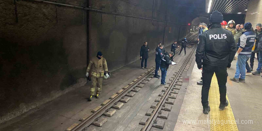 Marmaray’da tren aylarına atlayan şahıs hayatını kaybetti