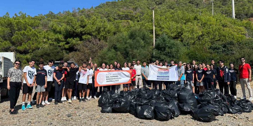 Marmaris Belediyesi ve öğrencilerden çevre temizliği