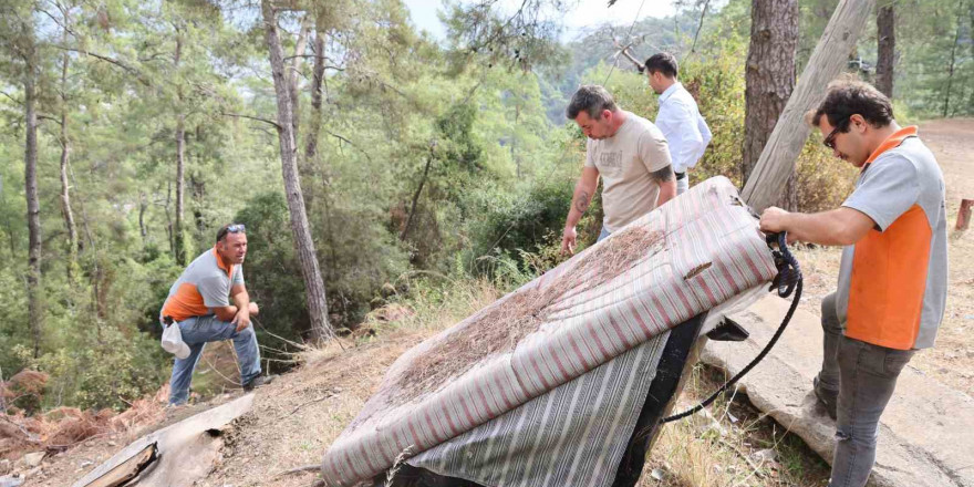 Marmaris Belediyesi’nden karayolu kenarında temizlik çalışması