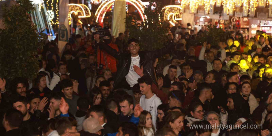 Marmaris, yeni yıla eğlenerek girdi