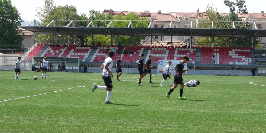 Marmaris’te 14.Uluslarası Junior Cup Futbol Turnuvası’nın ikinci etabı Vali Akbıyık’ın başlangıç vuruşu ile başladı